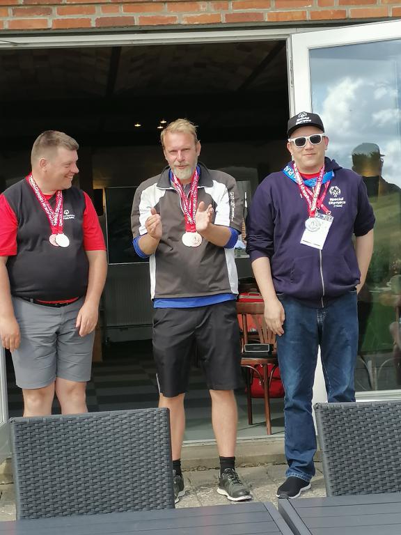 Yksilökisan lyöntipelin voittajat; Tom Petersen, Tor Hojeberre ja Ville Lipsanen